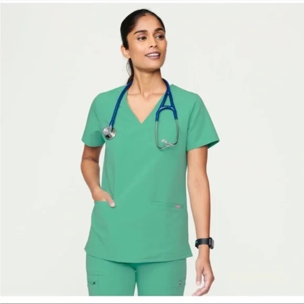 FIGS. Women’s Surgical Green, Casma, 3 Pocket Scrub Top